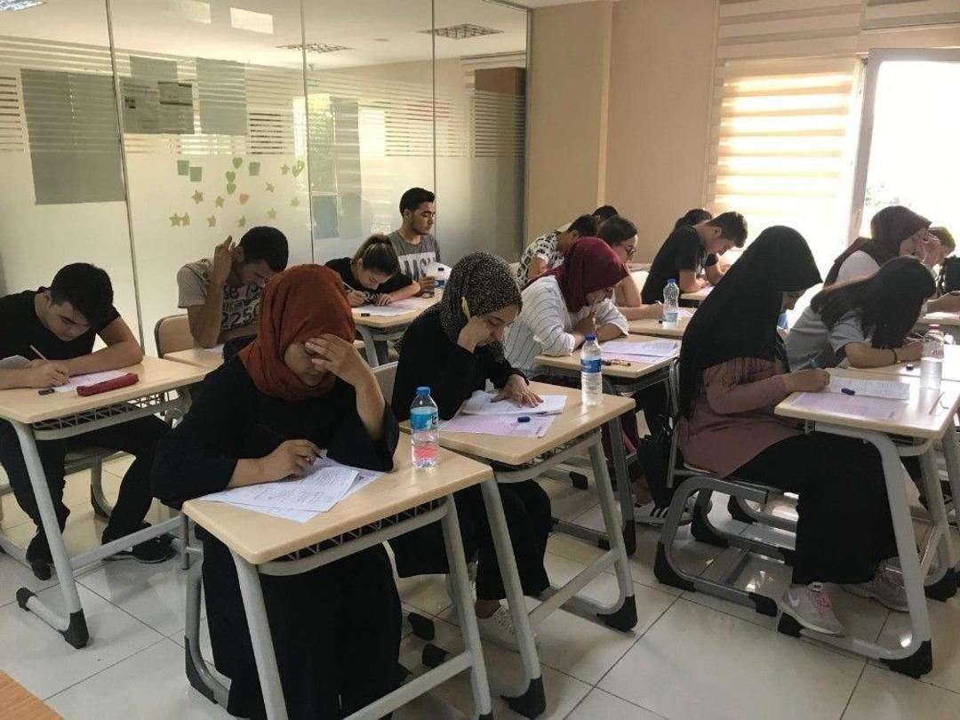 &Uuml;mraniye Belediyesi 120 &Ouml;ğrenciyi &Uuml;niversiteli Yaptı