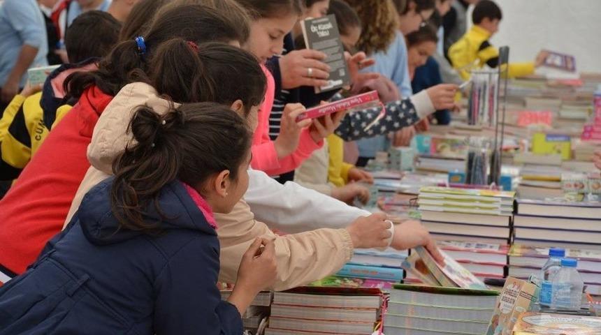 G&ouml;rele&rsquo;de &ldquo;gelin, Okuyalım&rdquo; Sloganıyla Kitap Fuarı A&ccedil;ıldı