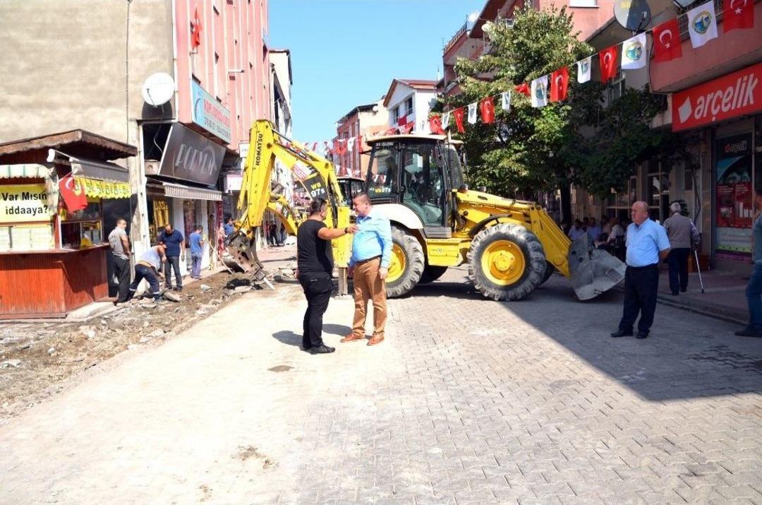 H&uuml;k&uuml;met Caddesinde 30 Yıl Sonra Kaldırım Ve Parke Yenileme &Ccedil;alışması