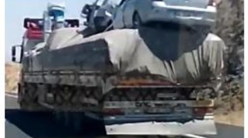 Kamyondaki Y&uuml;k&uuml;n &Uuml;zerine 2 Otomobil Y&uuml;klediler