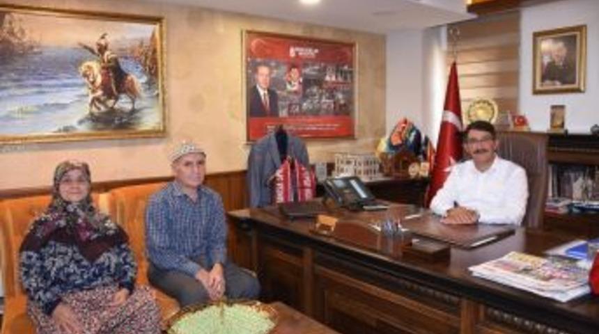 Başkan &Ccedil;elik, İş&ccedil;ilere Destek Olan Ok&ccedil;ular &Ccedil;iftini Ağırladı