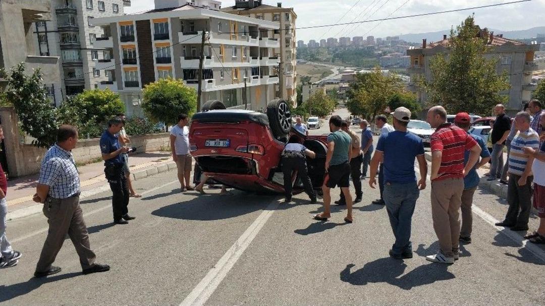 Kamyonetin &Ccedil;arptığı Otomobil Rampa Yukarı Takla Attı: 2 Yaralı