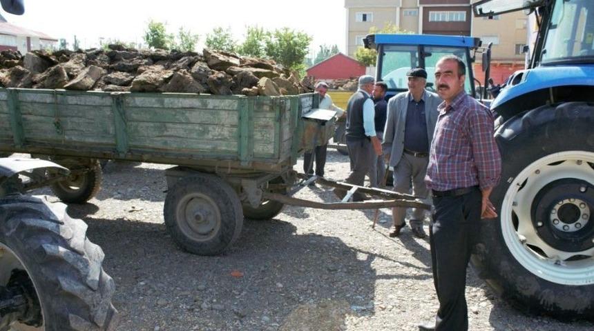 Kömür Fiyatları Yükselince Vatandaşlar Tezek Almaya Başladı