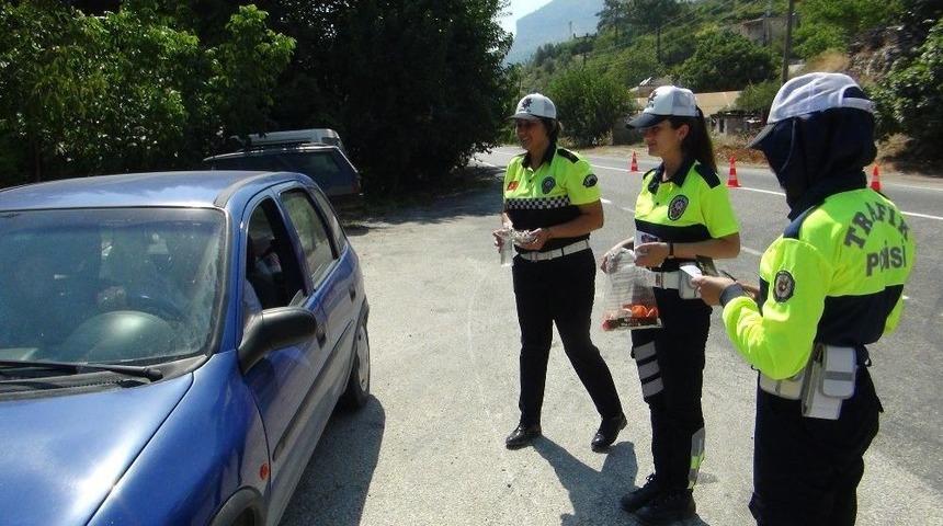 Trafik Polisleri, Ceza Yerine Şeker Ve Kolonya İkram Etti