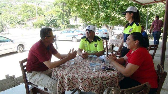 Trafik Polisleri, Ceza Yerine Şeker Ve Kolonya İkram Etti