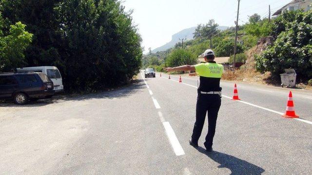 Trafik Polisleri, Ceza Yerine Şeker Ve Kolonya İkram Etti