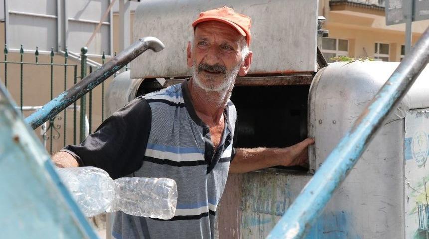 Görme Engelli Eşine Bakabilmek İçin 16 Yıldır Çöpten Kağıt Topluyor