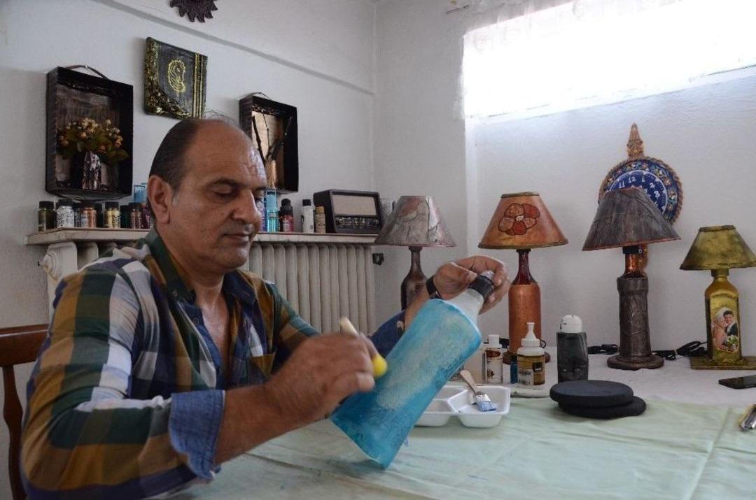 Atık Şişelerden &Uuml;rettiği Abajurlar, Ek Gelir Kapısı Oldu