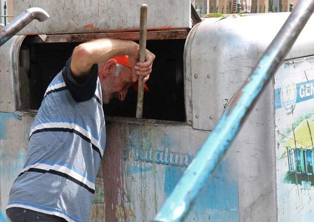 Görme Engelli Eşine Bakabilmek İçin 16 Yıldır Çöpten Kağıt Topluyor