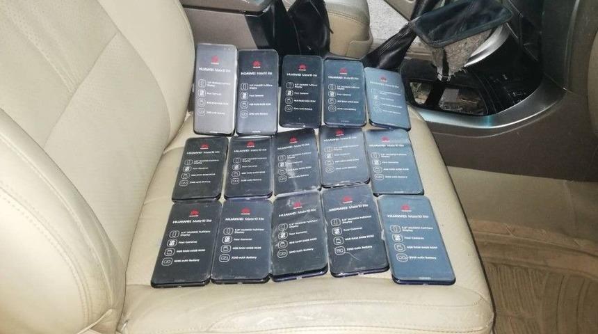 Van&rsquo;da 15 Adet Akıllı Ka&ccedil;ak Cep Telefonu Ele Ge&ccedil;irildi