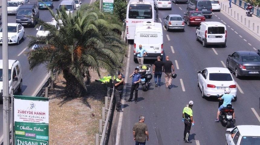 Minib&uuml;s&uuml;n &Ccedil;arptığı Motosiklet S&uuml;r&uuml;c&uuml;s&uuml; Hayatını Kaybetti