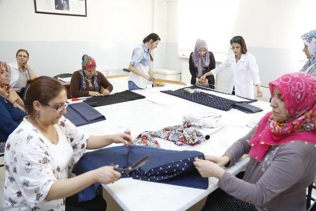 Şehitkamilli Kadınlar Kendi Elbiselerini Kendileri Dikiyor