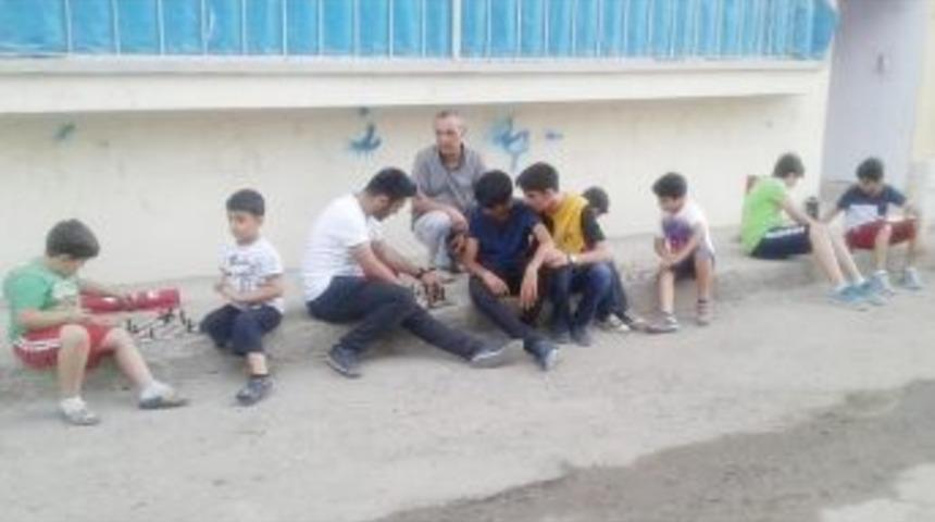 Sokakta Satran&ccedil; Var