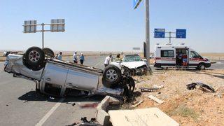 Otomobil Kamyonete Çarptı: 1 Ölü, 4 Yaralı