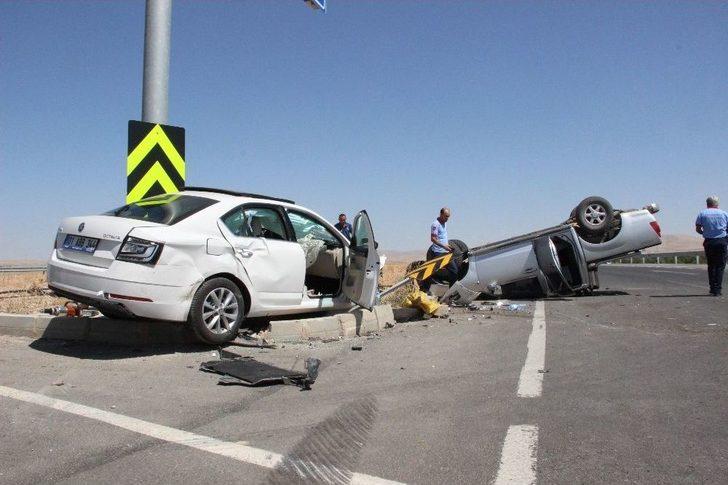 Otomobil Kamyonete Çarptı: 1 Ölü, 4 Yaralı G5