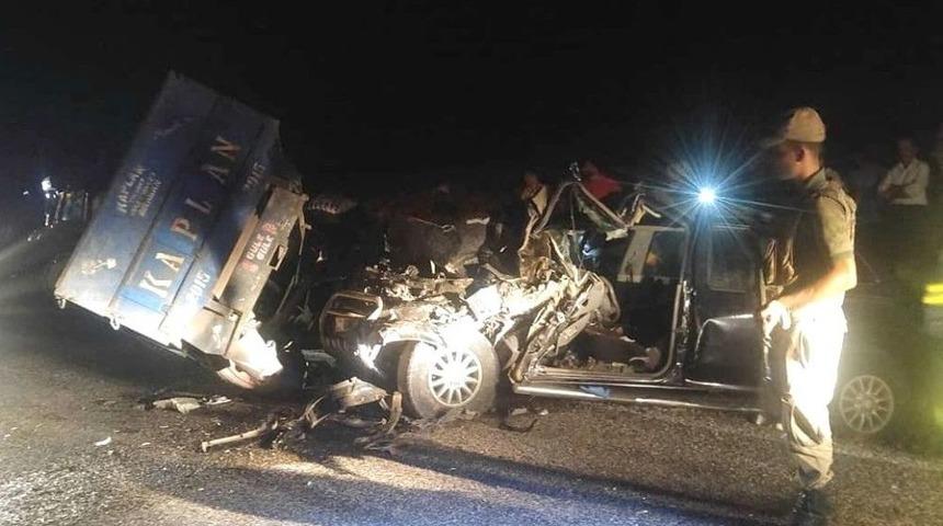 Trakt&ouml;r İle Kamyonet &Ccedil;arpıştı