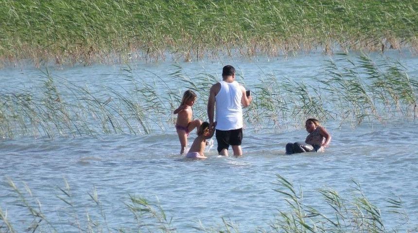 Beyşehir G&ouml;l&uuml; Kıyılarında Y&uuml;zme Keyfi