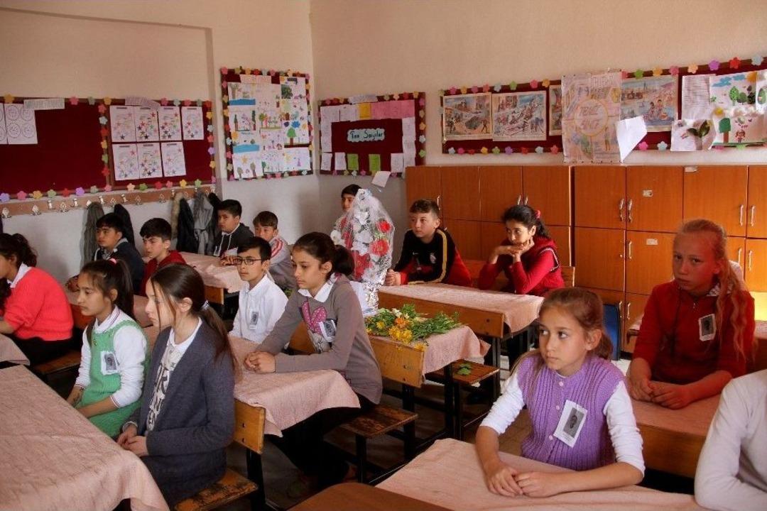 Hayatını Kaybeden Ortaokul &Ouml;ğrencisinin Sırasına &Ccedil;i&ccedil;ek