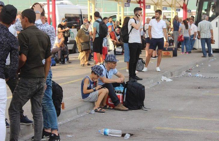 Bayram Tatilini Memleketinde Geçirmek İsteyenler Otobüs Terminaline Akın Etti G4