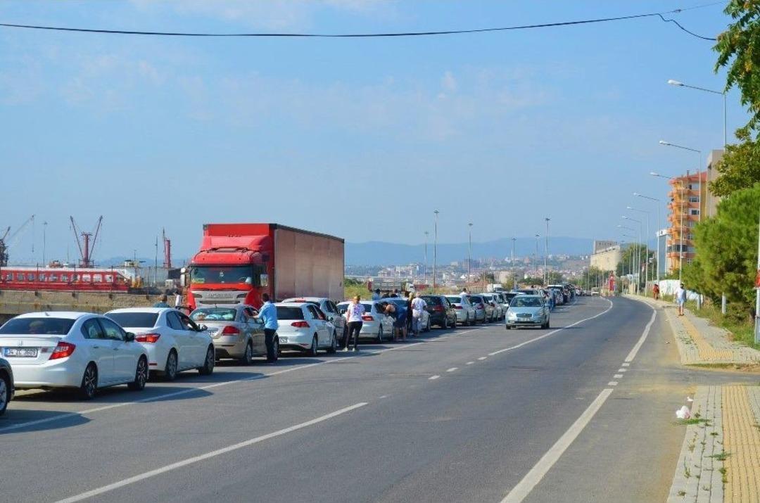 Tatilcilerin Sıra &Ccedil;ilesi: Y&uuml;zlerce Ara&ccedil; Sıra Bekliyor