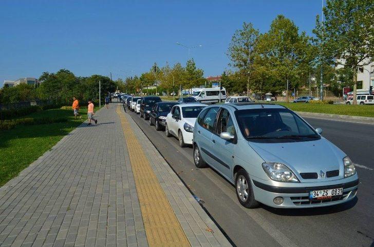 Tatilcilerin Sıra Çilesi: Yüzlerce Araç Sıra Bekliyor G2