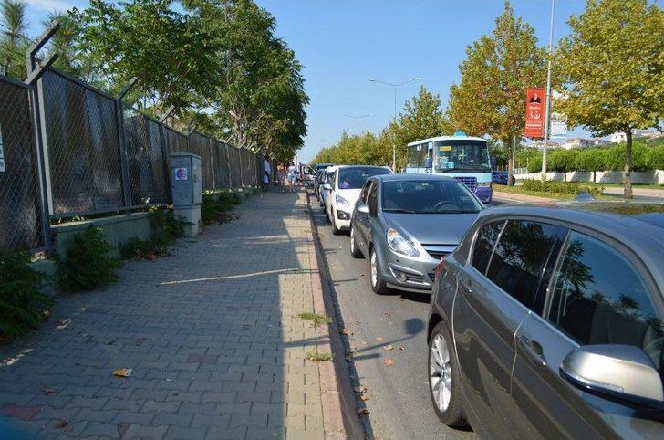 Tatilcilerin Sıra Çilesi: Yüzlerce Araç Sıra Bekliyor G3