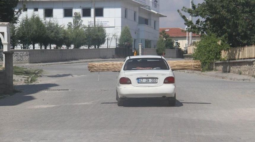 Otomobilin Camlarından Taşan Yük Görenleri Şaşırttı