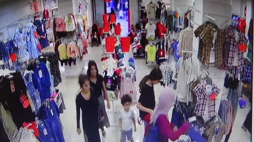 Kadın Hırsızlar, Alışveriş Yapmaya Gelen Gen&ccedil; Kadını Soydu