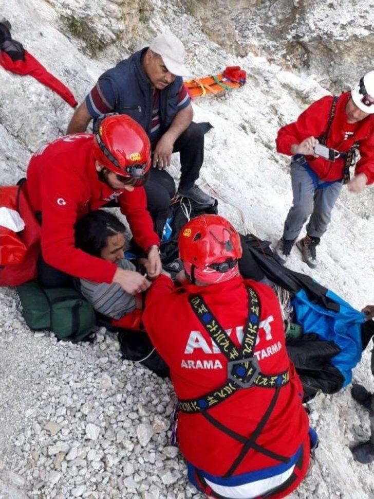 Dağa Çakılan Paraşütçü Nefes Kesen Operasyonla Sağ Olarak Kurtarıldı G4