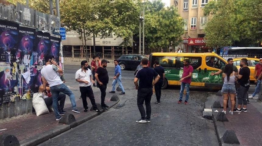 Beyoğlu&rsquo;nda Kadın Turistler Arasında Kavga &Ccedil;ıktı: 2 Yaralı
