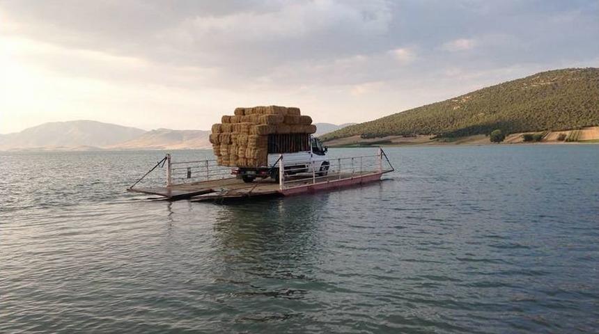 Beyşehir G&ouml;l&uuml;&rsquo;ndeki Adalara Duba &Uuml;zerinde Taşımacılık Yapılıyor