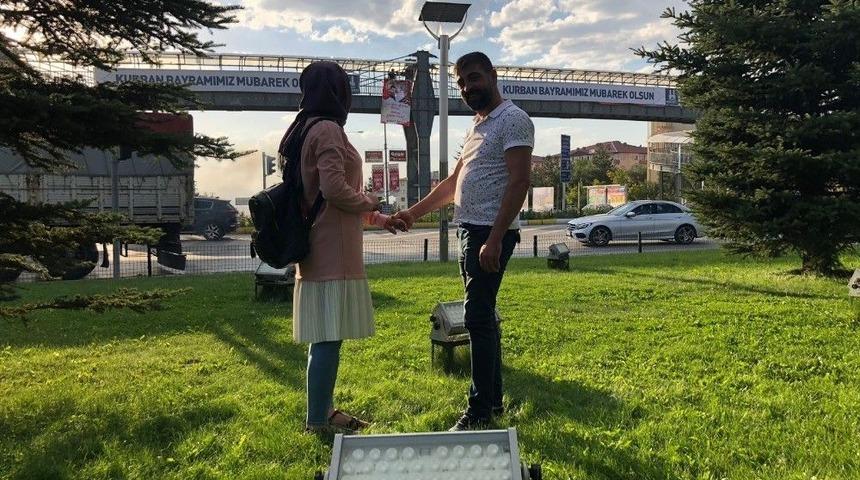 Afişli S&uuml;rpriz Evlenme Teklifi