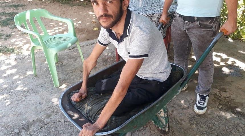 Engelli Gen&ccedil; El Arabasıyla Gezdiriliyor