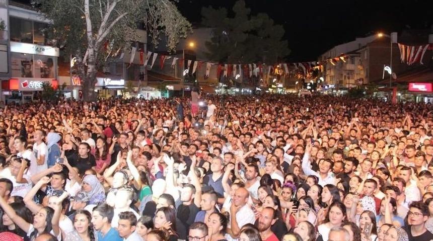 &Ccedil;ivril&rsquo;de Hande Yener R&uuml;zgarı Esti