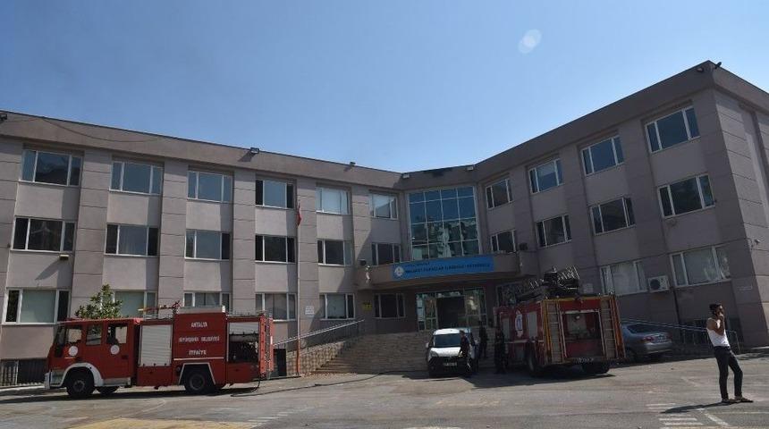 Antalya&rsquo;da Bir Okuldaki Yangın Korkuttu
