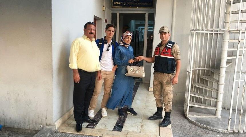 Suriyeli Doktorun Kayıp &Ccedil;antasını Jandarma Buldu