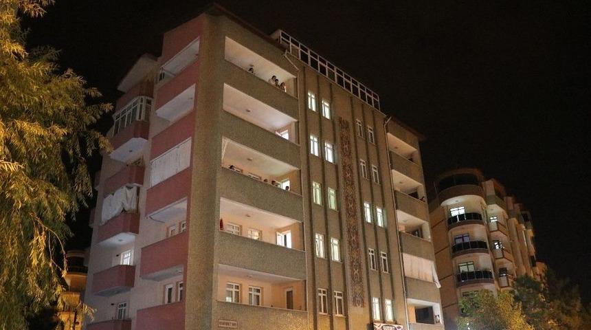 Polis Sevgilisinin Beylik Tabancasını Bir Anda Alıp Kafasına Sıktı