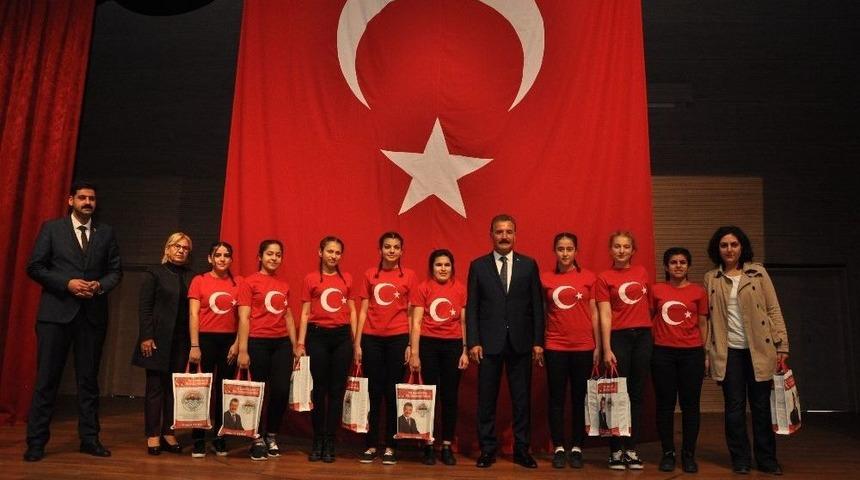 İstiklal Marşı&rsquo;nı En G&uuml;zel Okumak İ&ccedil;in Yarıştılar