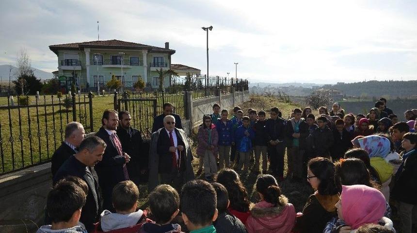 Ortaokul &Ouml;ğrencileri 15 Temmuz Şehitleri Adına Fidan Dikti