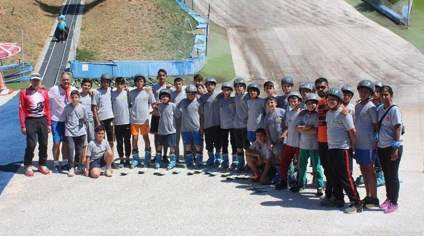 (&ouml;zel) Ter&ouml;rden Uzaklaşan &Ccedil;ocuklar Sıcak Havada Kayak Keyfi Yaşıyor