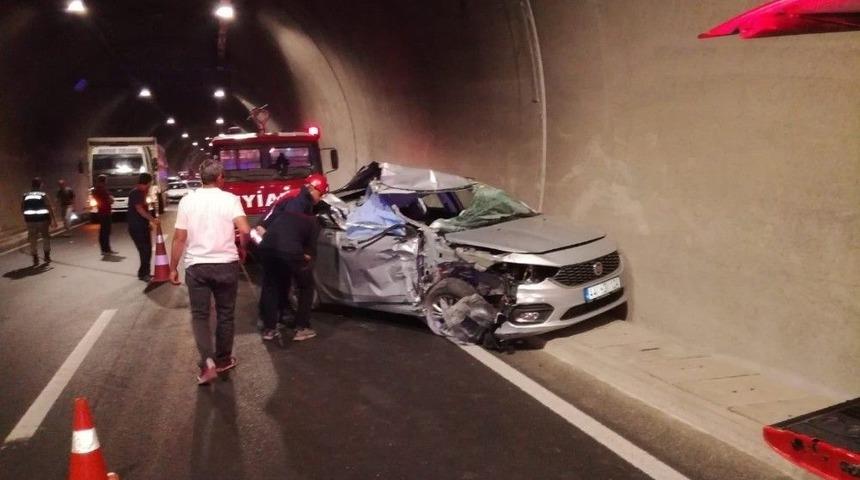 Otomobil Tıra &Ccedil;arptı: 1 &Ouml;l&uuml;, 2 Yaralı