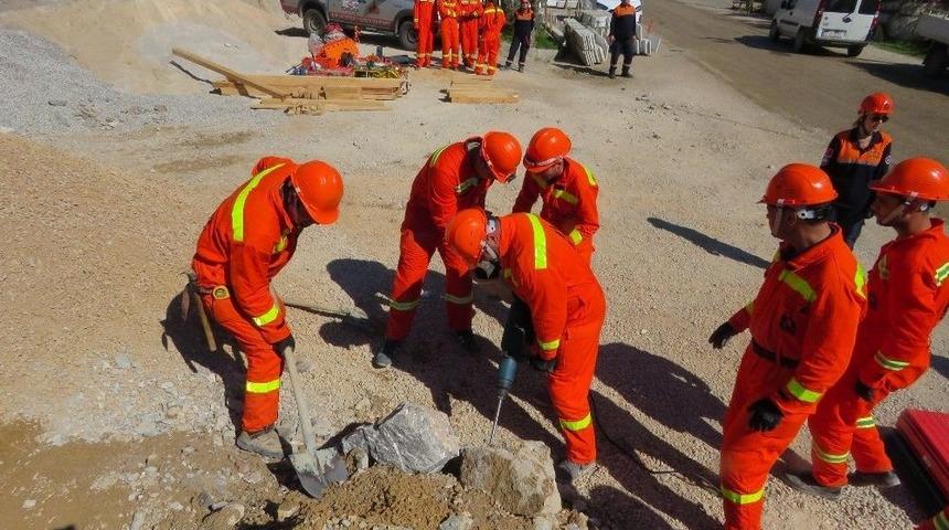 Afet G&ouml;n&uuml;ll&uuml;lerinden Nefes Kesen Tatbikat