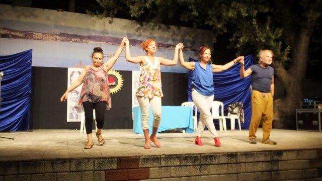 Burhaniye’de Abdullah Şahin Tiyatrosu Gülmekten Kırdı Geçirdi