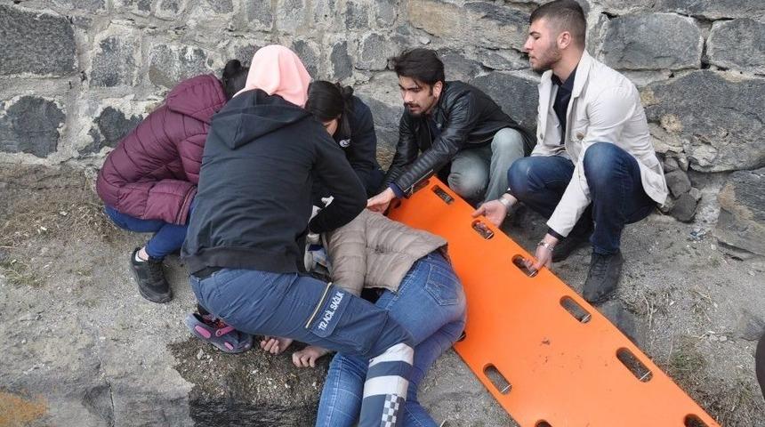 Kars Kalesi&rsquo;nden D&uuml;şen &Uuml;niversiteli Kız Yaralandı