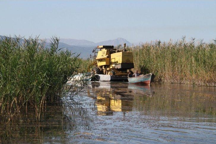 Adadaki Hasat Sonrası Biçerdöverin Göldeki Yolculuğu G1