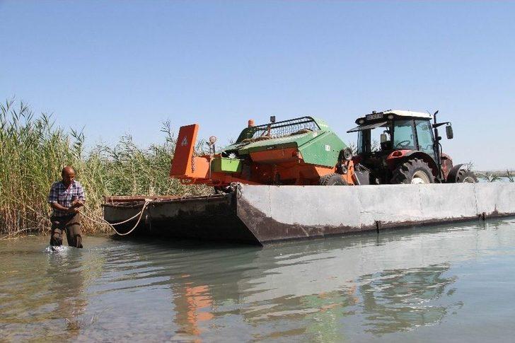 Adadaki Hasat Sonrası Biçerdöverin Göldeki Yolculuğu G2