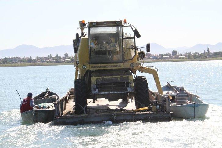 Adadaki Hasat Sonrası Biçerdöverin Göldeki Yolculuğu G3