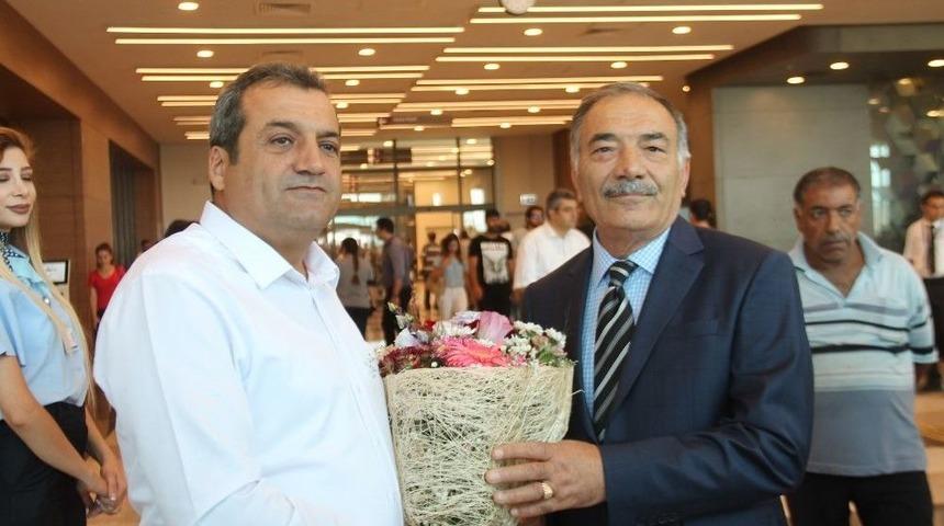 Şehir Hastanesine Hayran Kalan Gurbet&ccedil;i &Ccedil;i&ccedil;ekle Teşekk&uuml;re Geldi