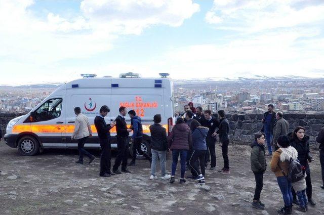 Kars Kalesi’nden Düşen Üniversiteli Kız Yaralandı