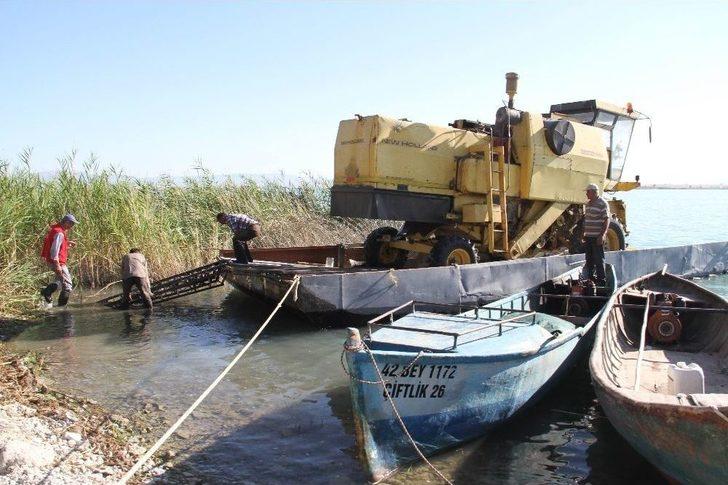 Adadaki Hasat Sonrası Biçerdöverin Göldeki Yolculuğu G5